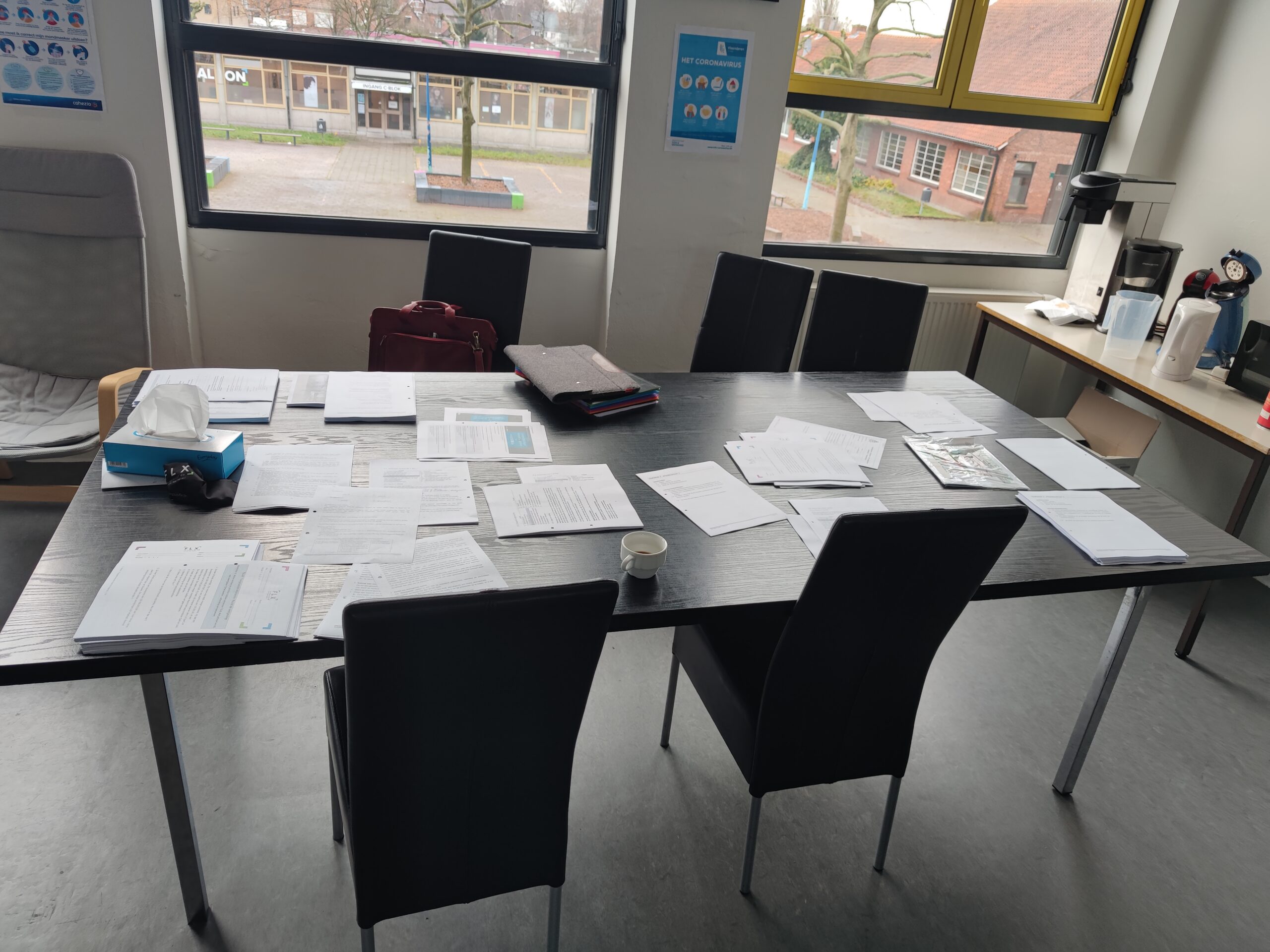 tafel lerarenlokaal vol met papier
